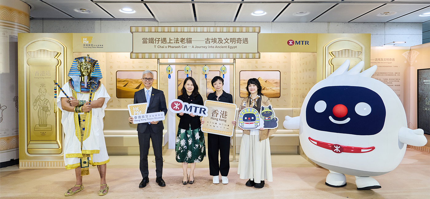 一眾嘉賓於香港站舉行的活動開幕典禮上與「法老」和「鐵仔」合照。